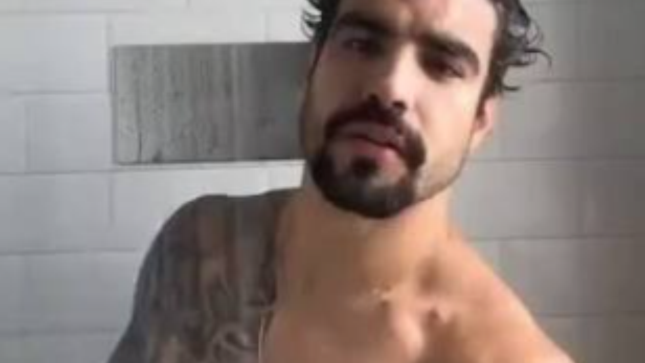 Caio Castro agita as redes sociais com vídeo durante banho; assista ao vídeo