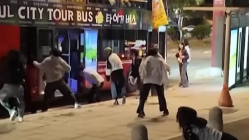 Vídeo: Ônibus turístico transforma Seul em cenário de terror com ataque de zumbis