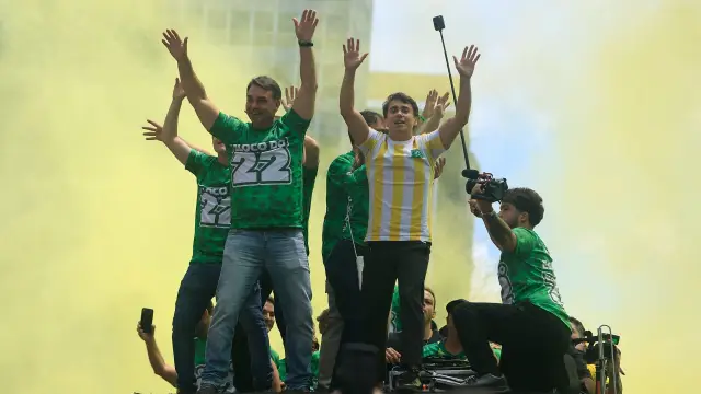 Flávio Bolsonaro reúne apoiadores em ato na avenida Paulista