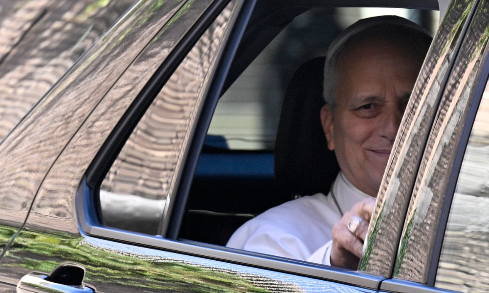 Vaticano informa que papa Leão XIV teve noite tranquila após cirurgia no pulmão