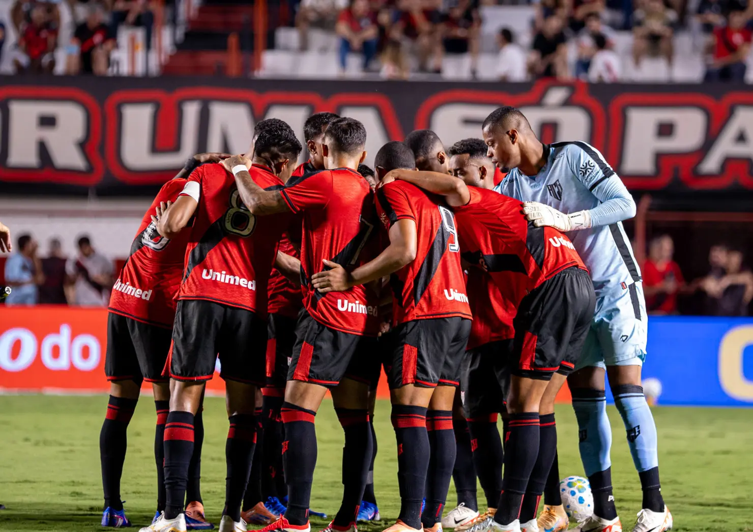 Jogadores do Atlético-GO suspendem entrevistas e cobram regularização de salários e direitos trabalhistas