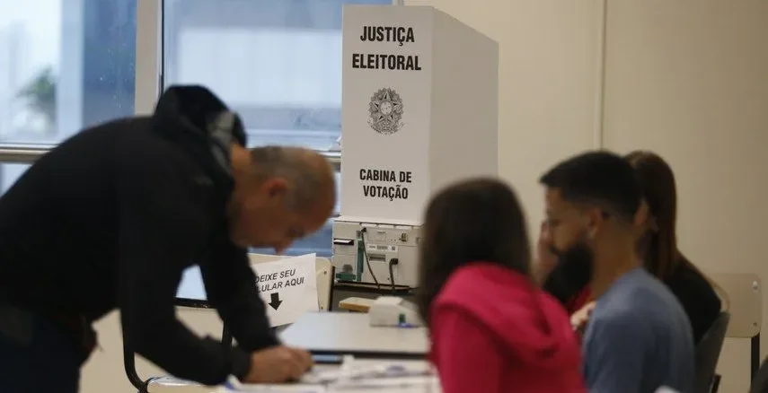 40% de quem faltou ao 1º turno descartam votar no segundo, diz Real Time Big Data