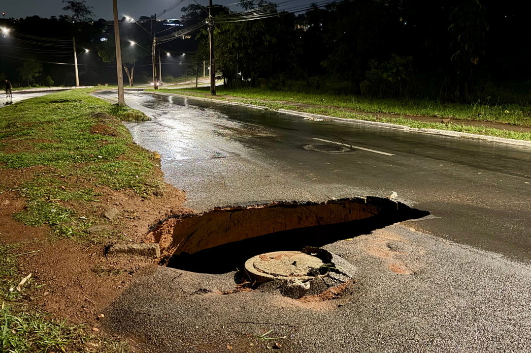 Chuva abre cratera e interdita avenida em Aparecida de Goiânia