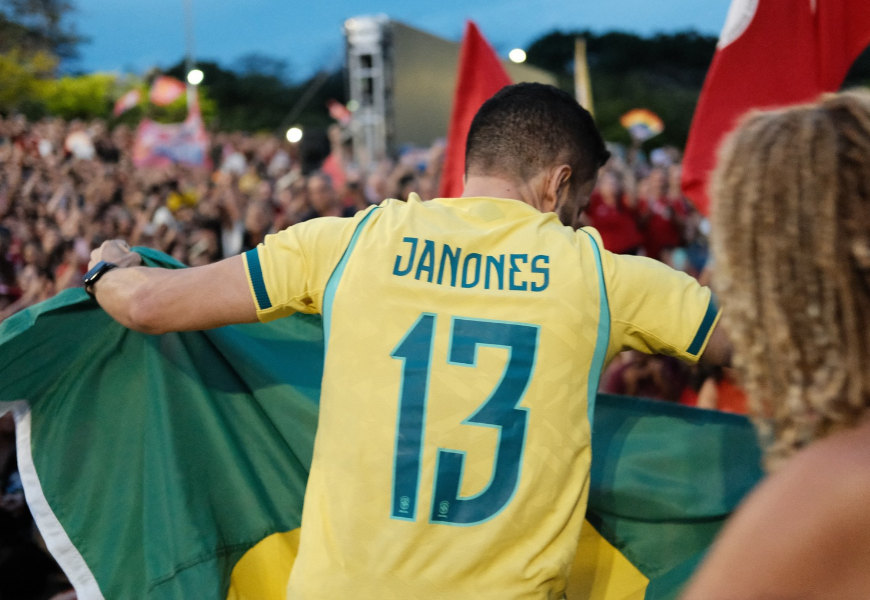 Janones defende retomada da bandeira e diz que verde e amarelo são do povo