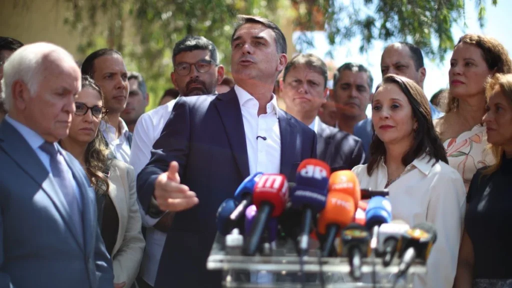 Flávio Bolsonaro nega corte em aposentadoria e diz que PT dissemina fake news