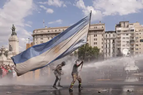 Centenas de estudantes protestam em Buenos Aires e confrontos deixam feridos