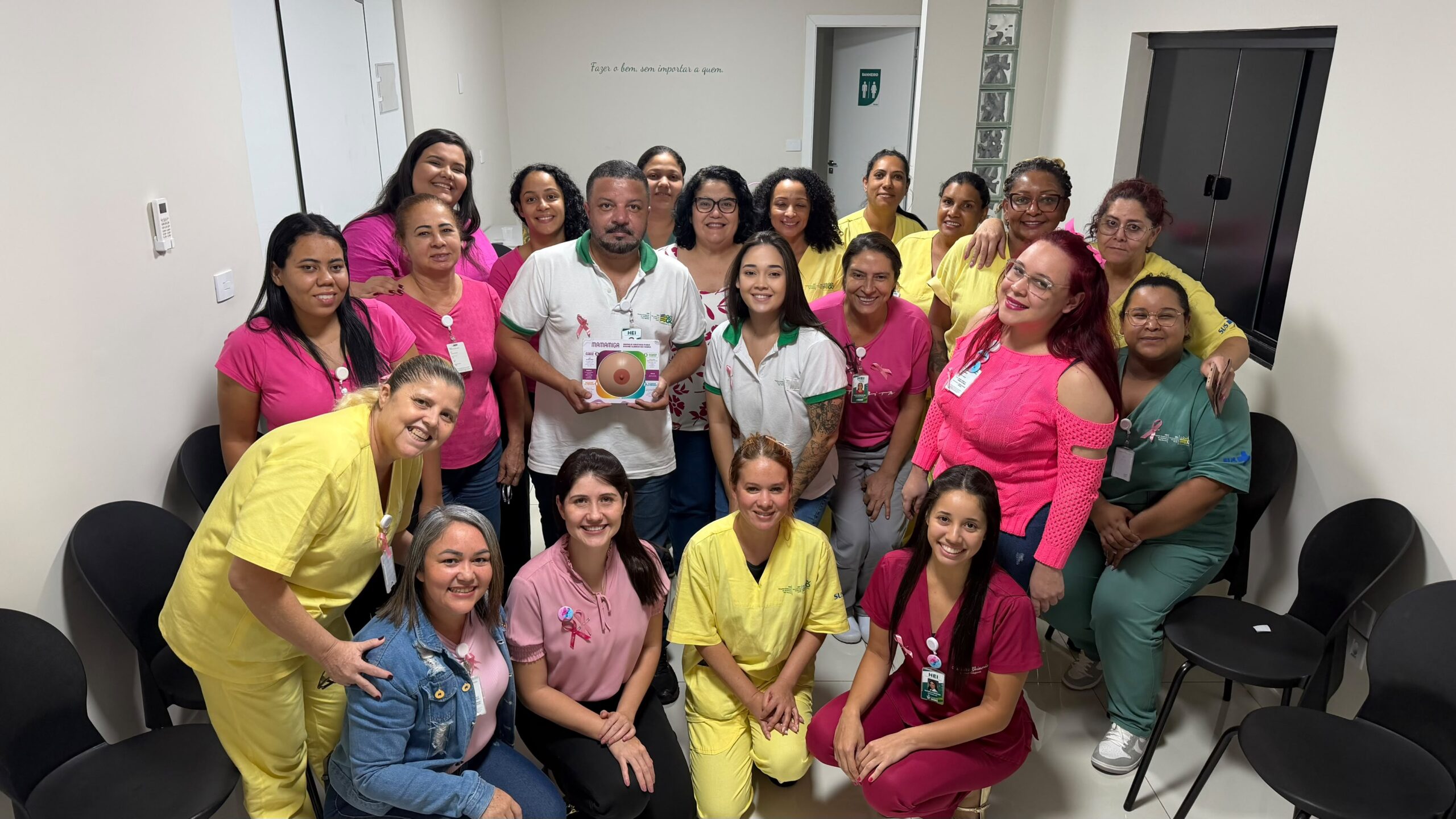 Colaboradores do HEI participam de ação do Outubro Rosa