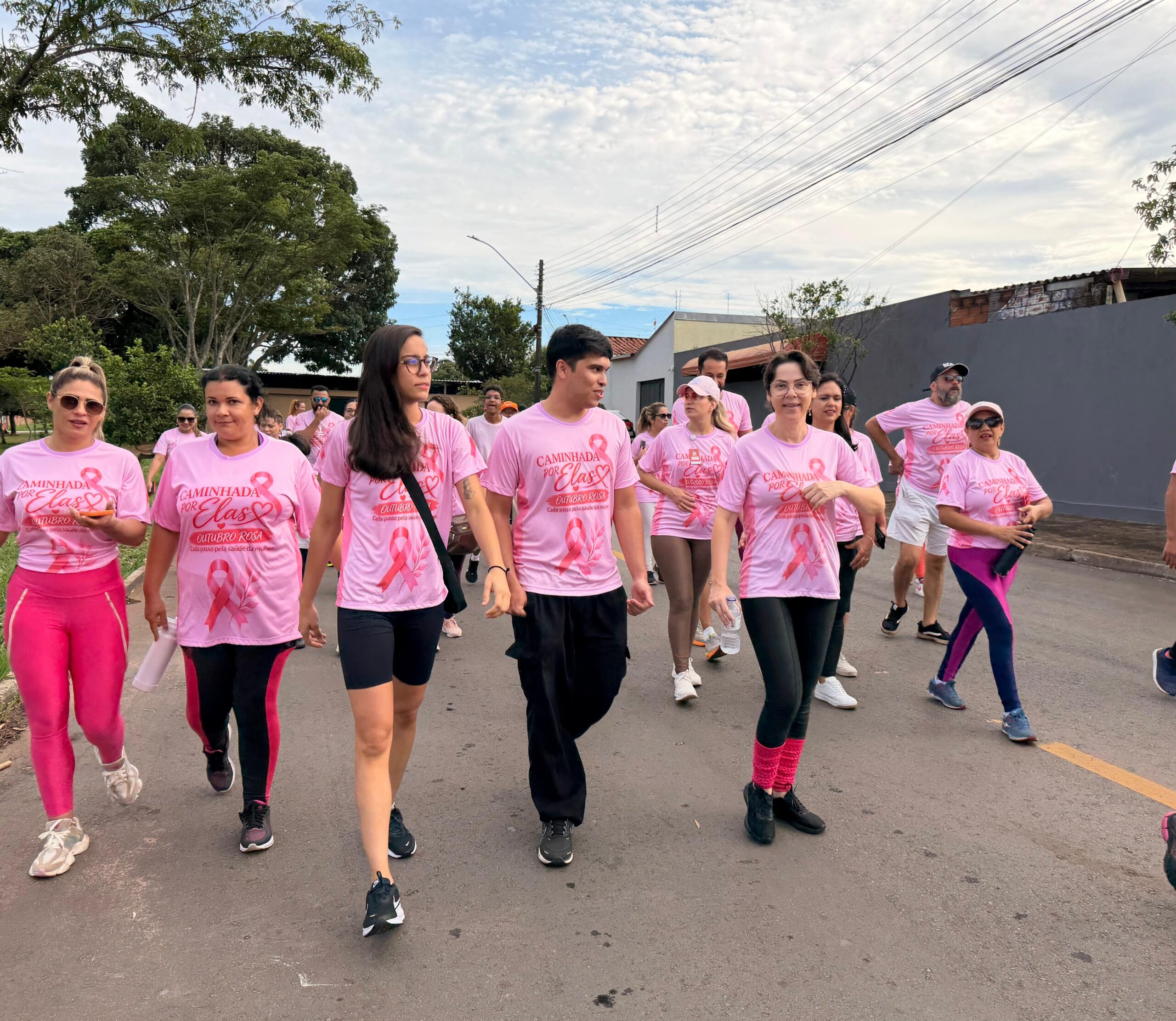 Caminhada por Elas leva campanha Outubro Rosa às ruas e aproxima HMMCC da comunidade