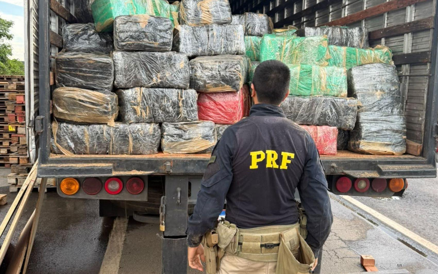 PRF apreende mais de 3,5 toneladas de skunk em caminhão na BR-153, em Goiás