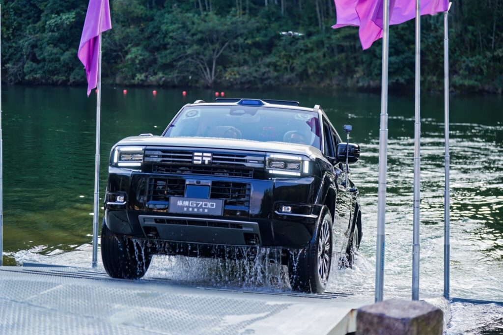 Jetour G700 Ark Edition prova capacidade anfíbia em testes reais na China