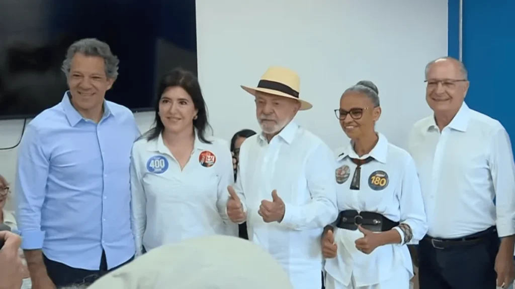 Lula vota em São Bernardo e diz estar confiante em vitória nas eleições