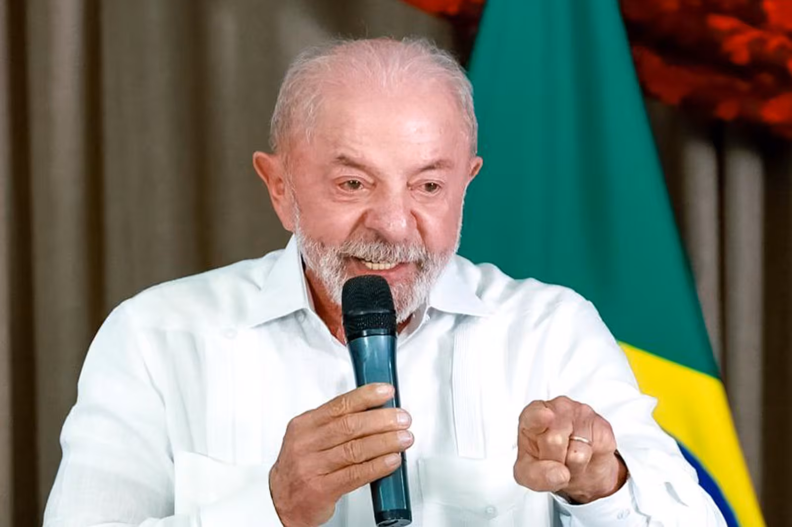 Lula pede ao TSE mais tempo para votação por falta de ônibus