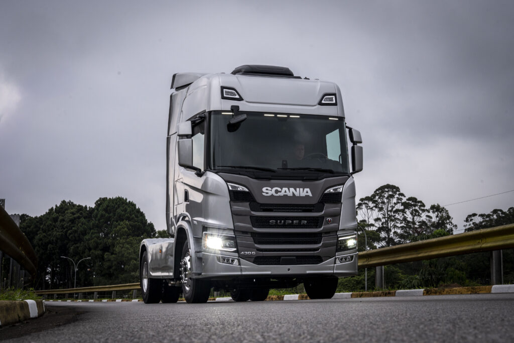 Scania lança gama Super de 11 litros no Brasil na Fenatran 2026, em São Paulo
