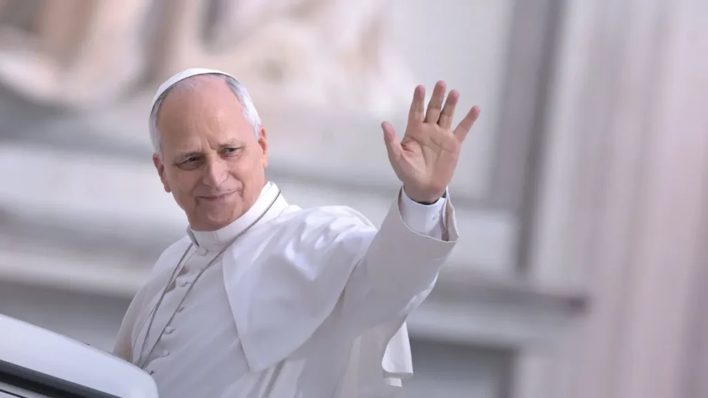 Papa Leão XIV é internado para cirurgia no pulmão e suspende compromissos até 20 de outubro