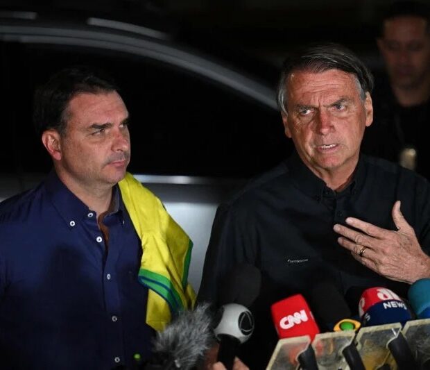 Biografia de Jair Bolsonaro revela posições de Flávio