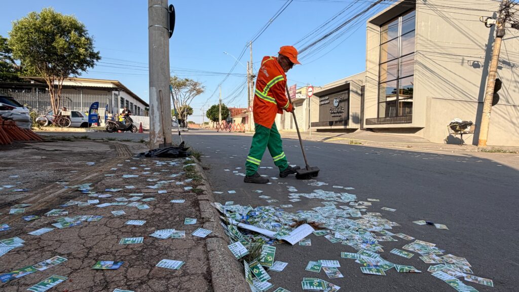 Comurg caça santinhos pelas ruas de 356 locais de votação de Goiânia