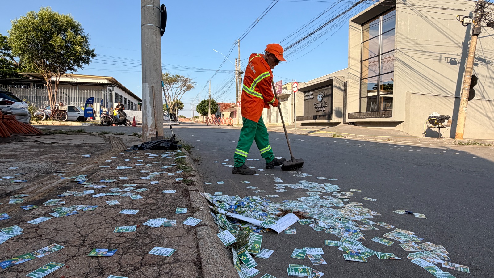 Comurg caça santinhos pelas ruas de 356 locais de votação de Goiânia