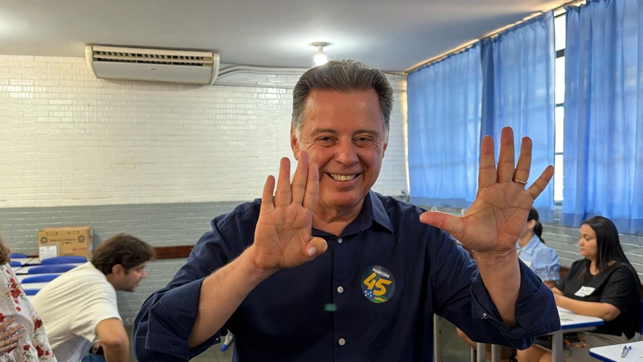 Marconi Perillo vota em Palmeiras de Goiás e fala em segundo turno