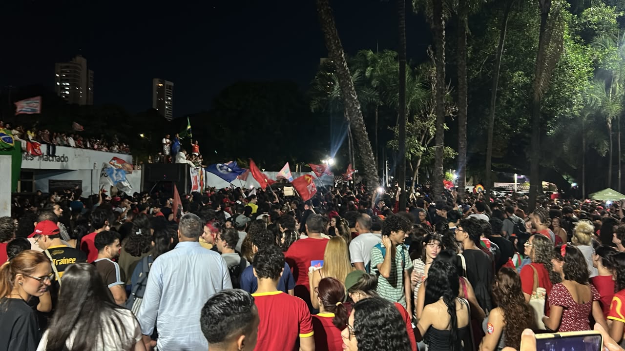 Estudantes e apoiadores de Lula se reúnem na Praça Universitária, em Goiânia, em ato pela democracia