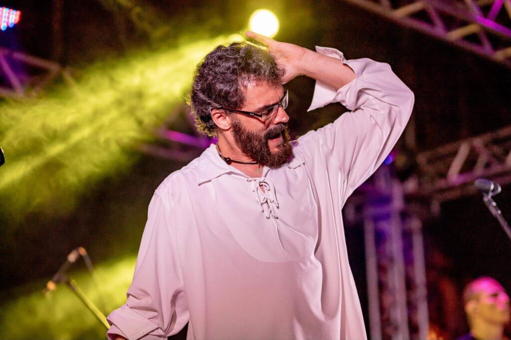 Goiânia recebe tributo à Legião Urbana em homenagem aos 30 anos da morte de Renato Russo