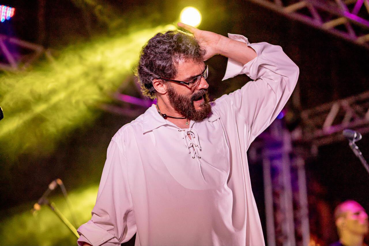 Goiânia recebe tributo à Legião Urbana em homenagem aos 30 anos da morte de Renato Russo