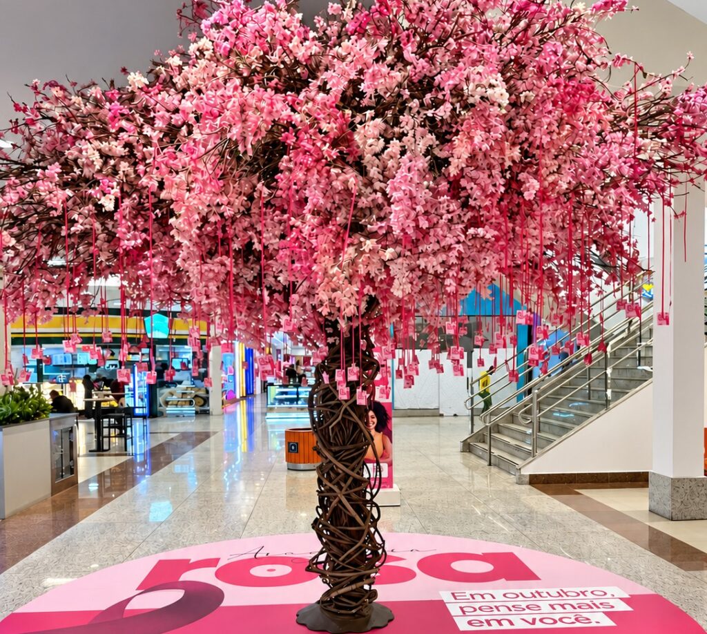 Ipê-rosa convida visitantes a colher mensagens de autocuidado no Araguaia Shopping