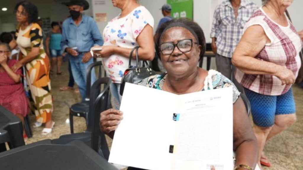Goiás entrega 99 escrituras gratuitas de casas em São Francisco