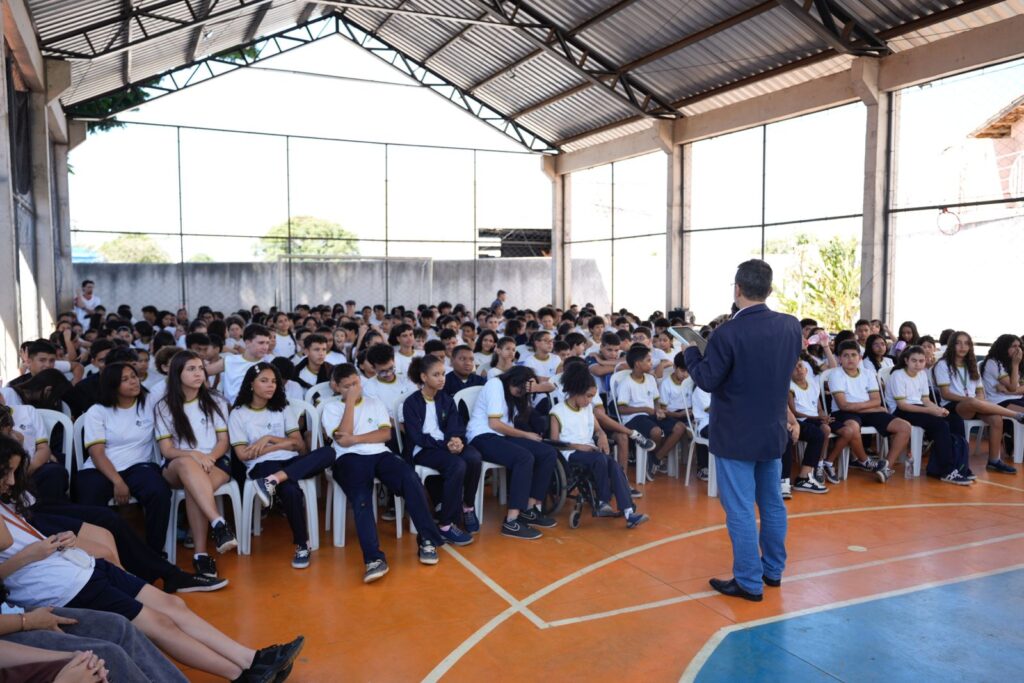 Acadêmicos de Direito discutem ECA e cyberbullying com 300 estudantes em Goiânia