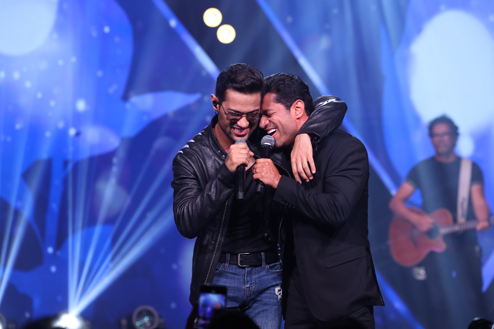 Edy Britto &amp; Samuel cantam o amor sem explicação na inédita "É Sempre Assim"