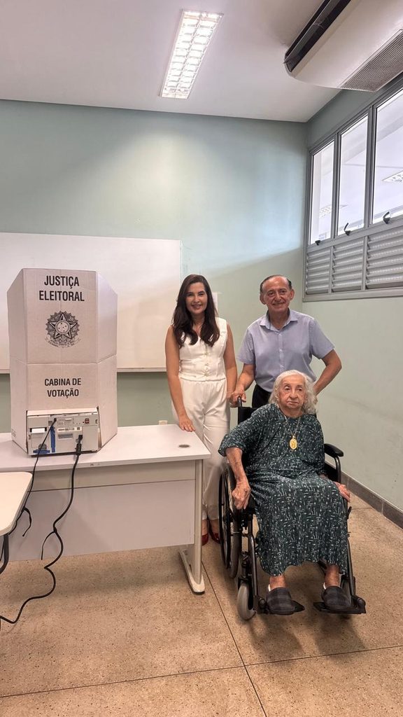 Aos 99 anos, Dona Nazaré vai às urnas e reforça a importância do voto
