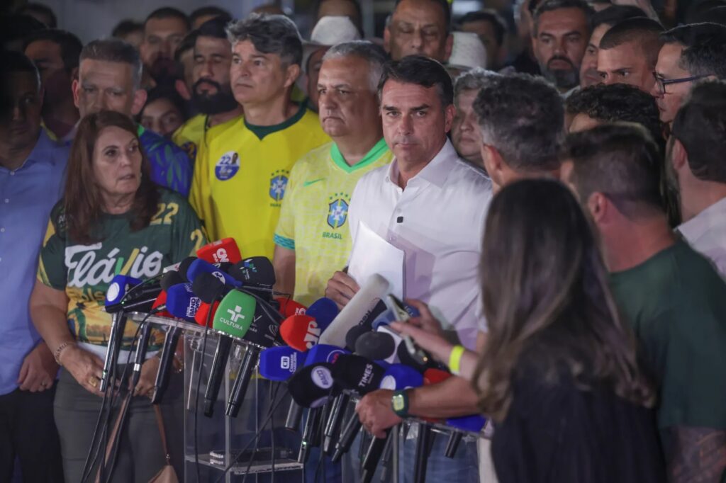 Em carta golpista, Flávio Bolsonaro se declara presidente eleito após fugir para os EUA