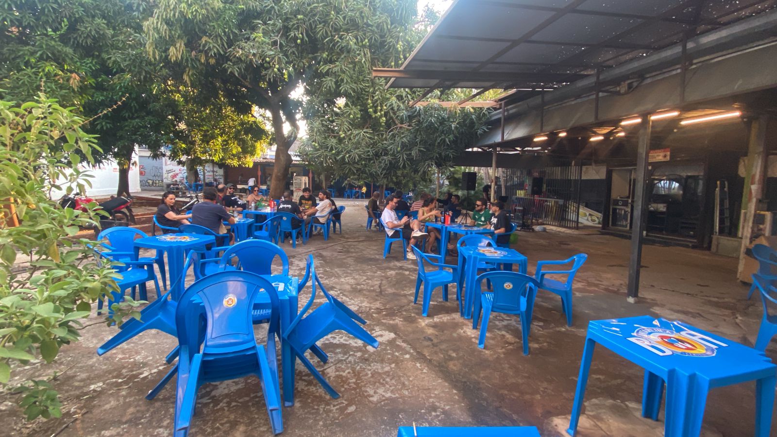 Beco das Garrafas vira reduto da boemia no Centro de Goiânia
