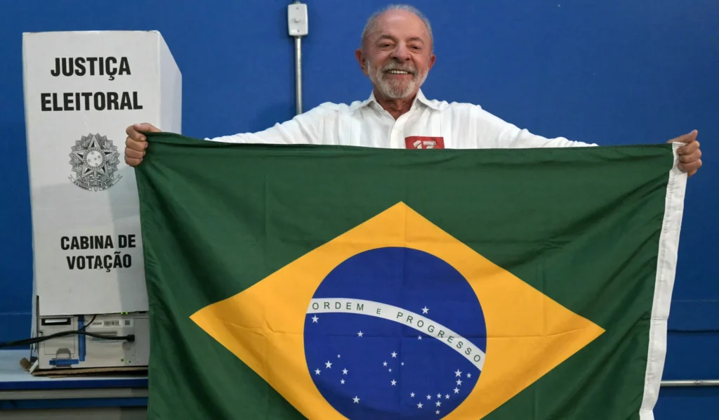 Vitória de Lula sobre Flávio Bolsonaro ganha destaque na imprensa internacional