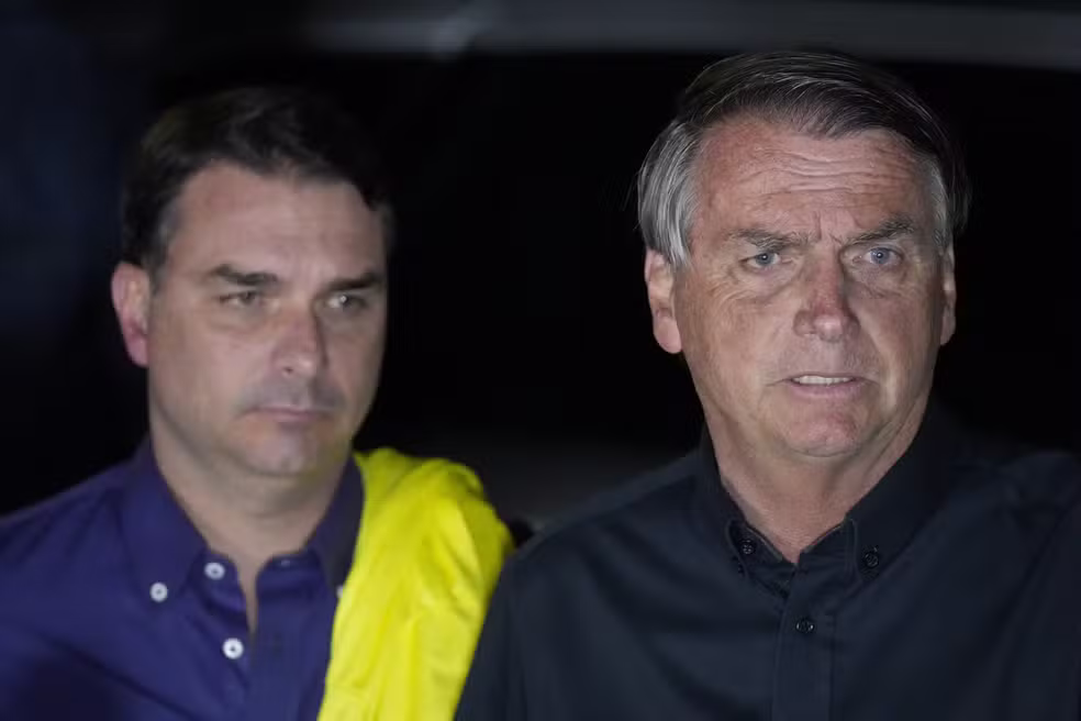 Moraes libera Flávio Bolsonaro para visitar o pai
