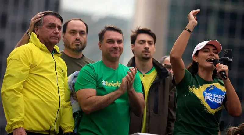 Revista alemã critica clã Bolsonaro e diz que Trump parece pequeno perto da família