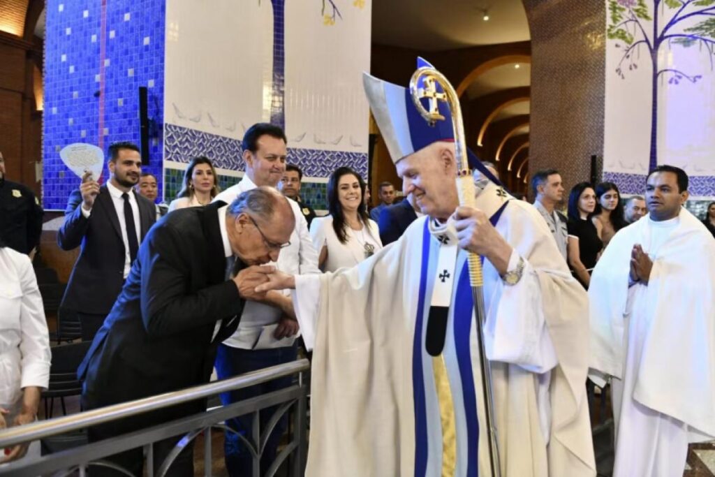 Alckmin participa de missa em Aparecida após polêmica eleitoral