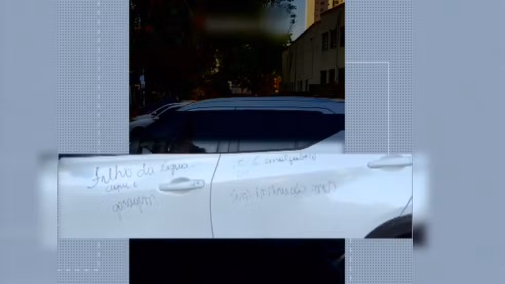 Motorista estaciona em frente a garagem e recado em carro viraliza