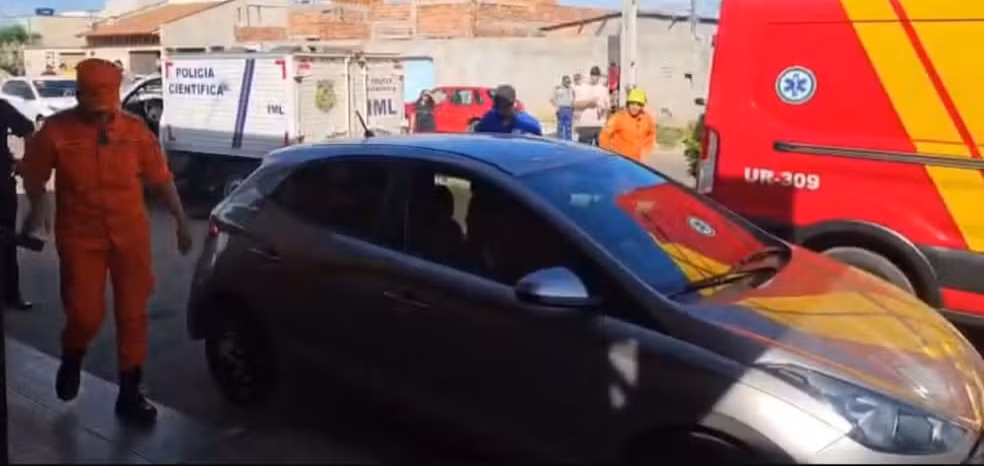 Menino de 2 anos morre após ser encontrado desacordado em carro em Senador Canedo