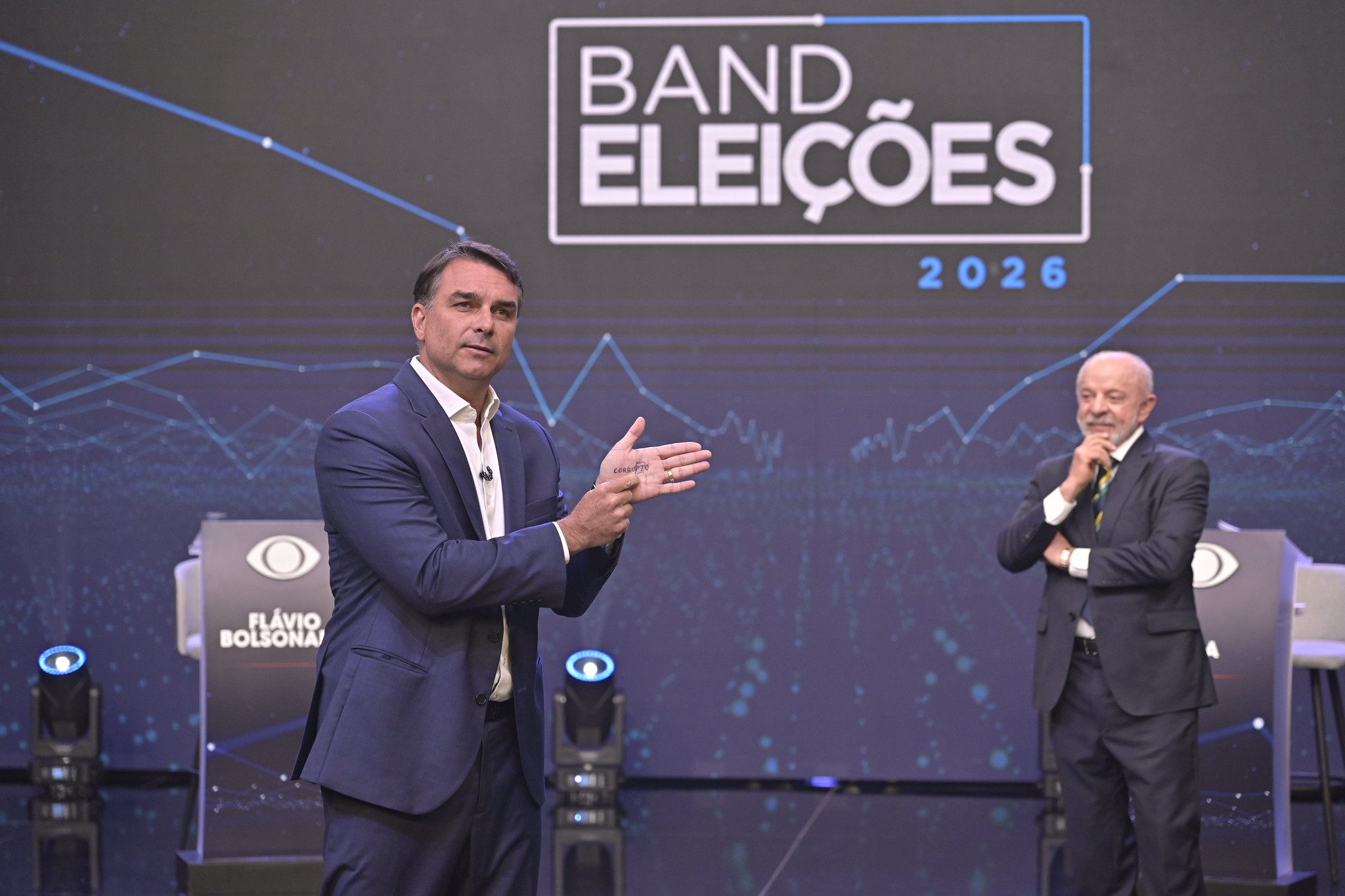Jornais estrangeiros repercutem debate entre Lula e Flávio Bolsonaro