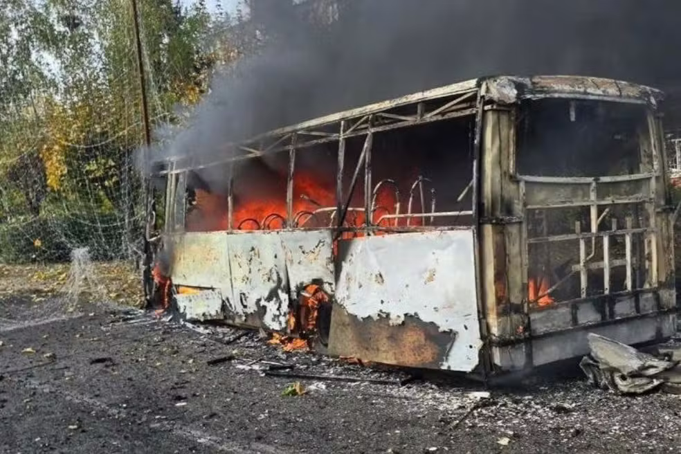 Vídeo: Ataque russo contra ônibus com civis na Ucrânia deixa 33 mortos