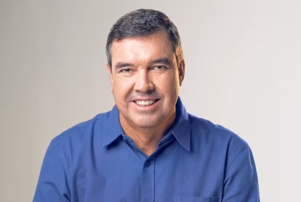 Eduardo Riedel é o primeiro governador eleito no país, político assumirá seu segundo mandato