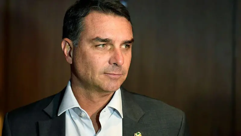Flávio Bolsonaro surpreende no 1º turno e ganha destaque na imprensa internacional