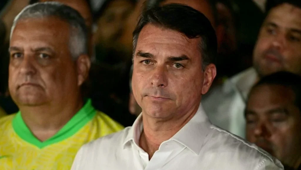 Jato que poderia levar Flávio Bolsonaro aos EUA tem último voo registrado na Argentina