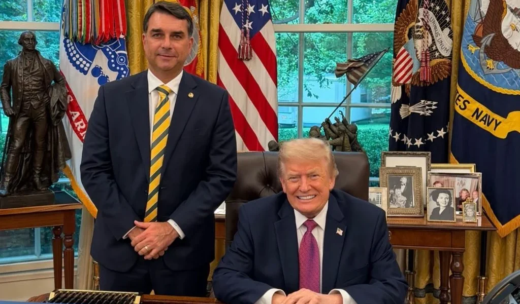 Trump evita comentar carta em que Flávio Bolsonaro se declarou presidente eleito do Brasil