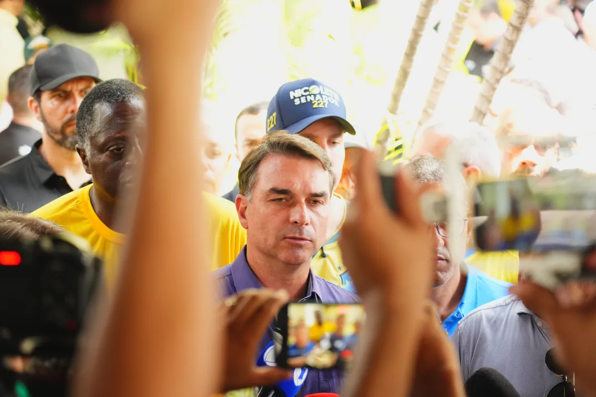 Deputada argentina denuncia viagem de Flávio Bolsonaro e pede investigação
