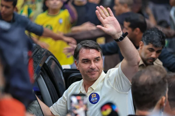 PF rastreia fronteiras e aciona Argentina para verificar se Flávio deixou o Brasil