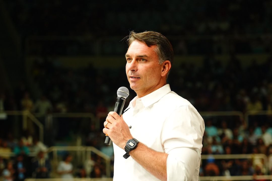 PoderData: Flávio Bolsonaro avança no 2º turno e aumenta expectativa de vitória; Lula perde pontos