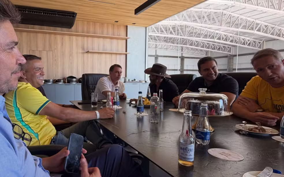 Wilder Morais reúne mais de 30 cantores sertanejos em apoio a Flávio Bolsonaro