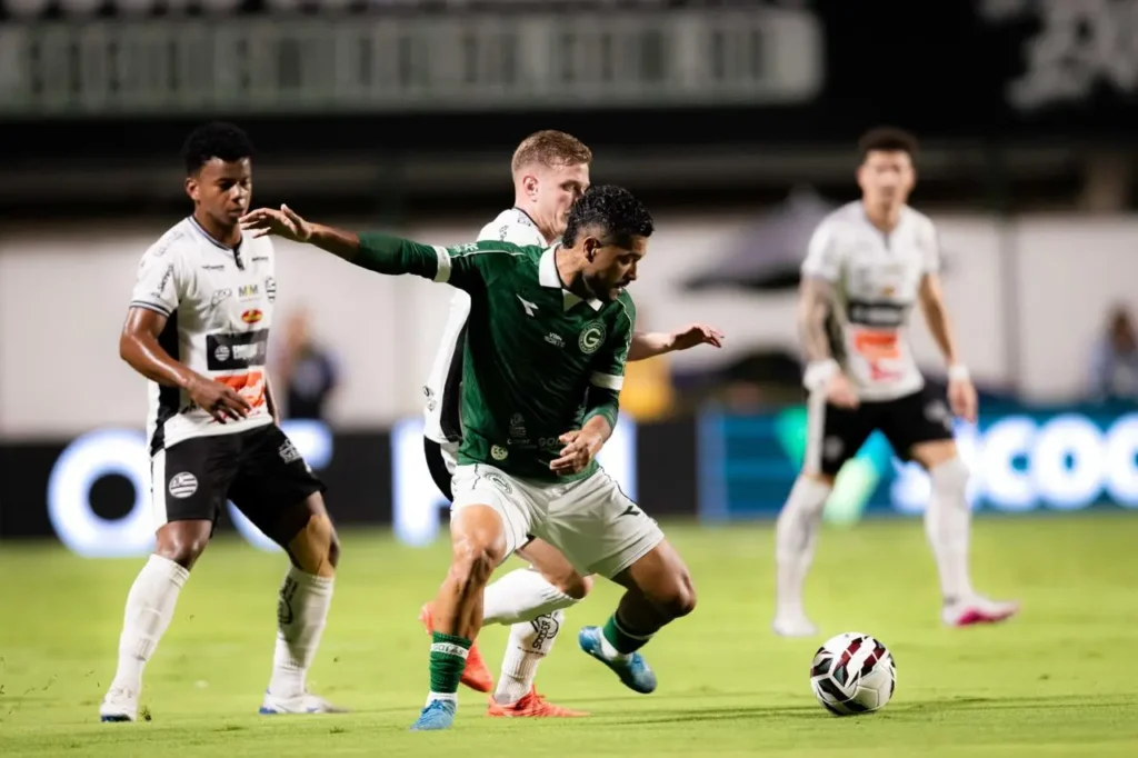 Lucas Rodrigues marca nos acréscimos e Goiás bate o Athletic na Serrinha