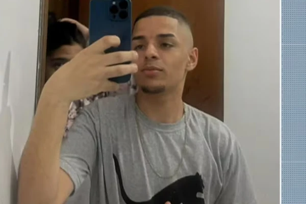 Jovem morre com 27 tiros após PMs confundirem celular com arma em SP
